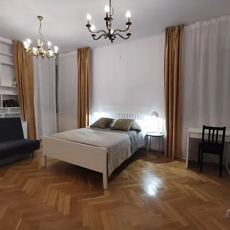 아파트 Cozy Spacious With Balcony