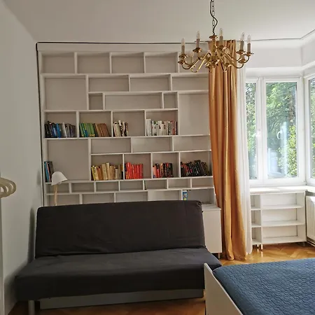 Apartment Cozy Spacious With Balcony