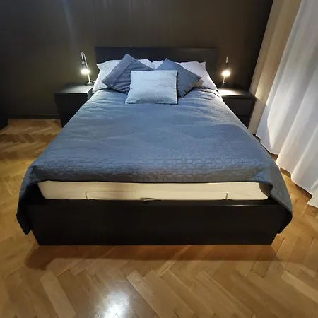 Cozy Spacious With Balcony