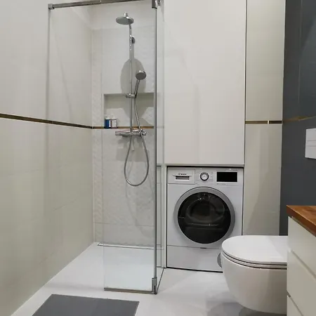 Cozy Spacious With Balcony 아파트