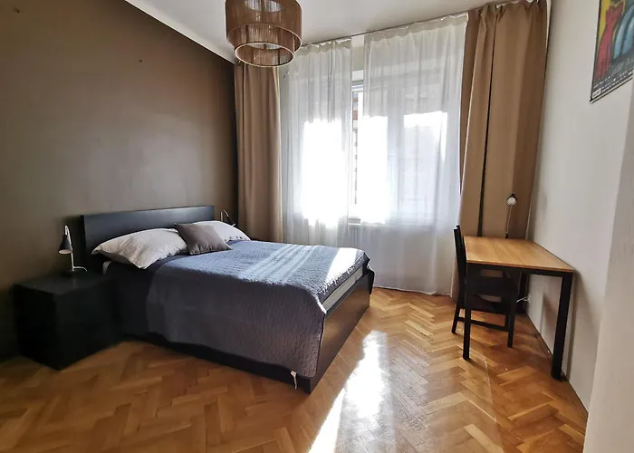 Cozy Spacious With Balcony