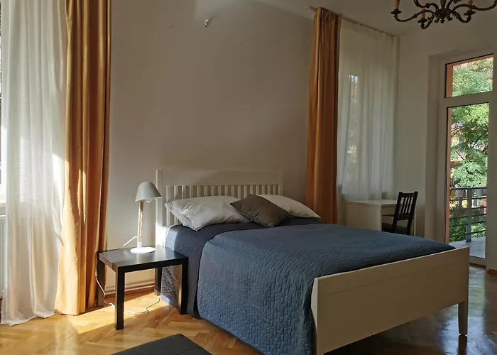 Cozy Spacious With Balcony