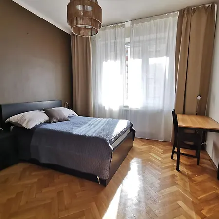 Cozy Spacious With Balcony